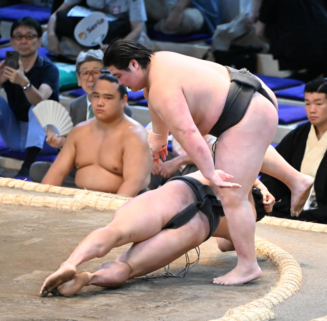 炎鵬（左）は福崎にはたき込みで敗れる（撮影・和賀正仁）