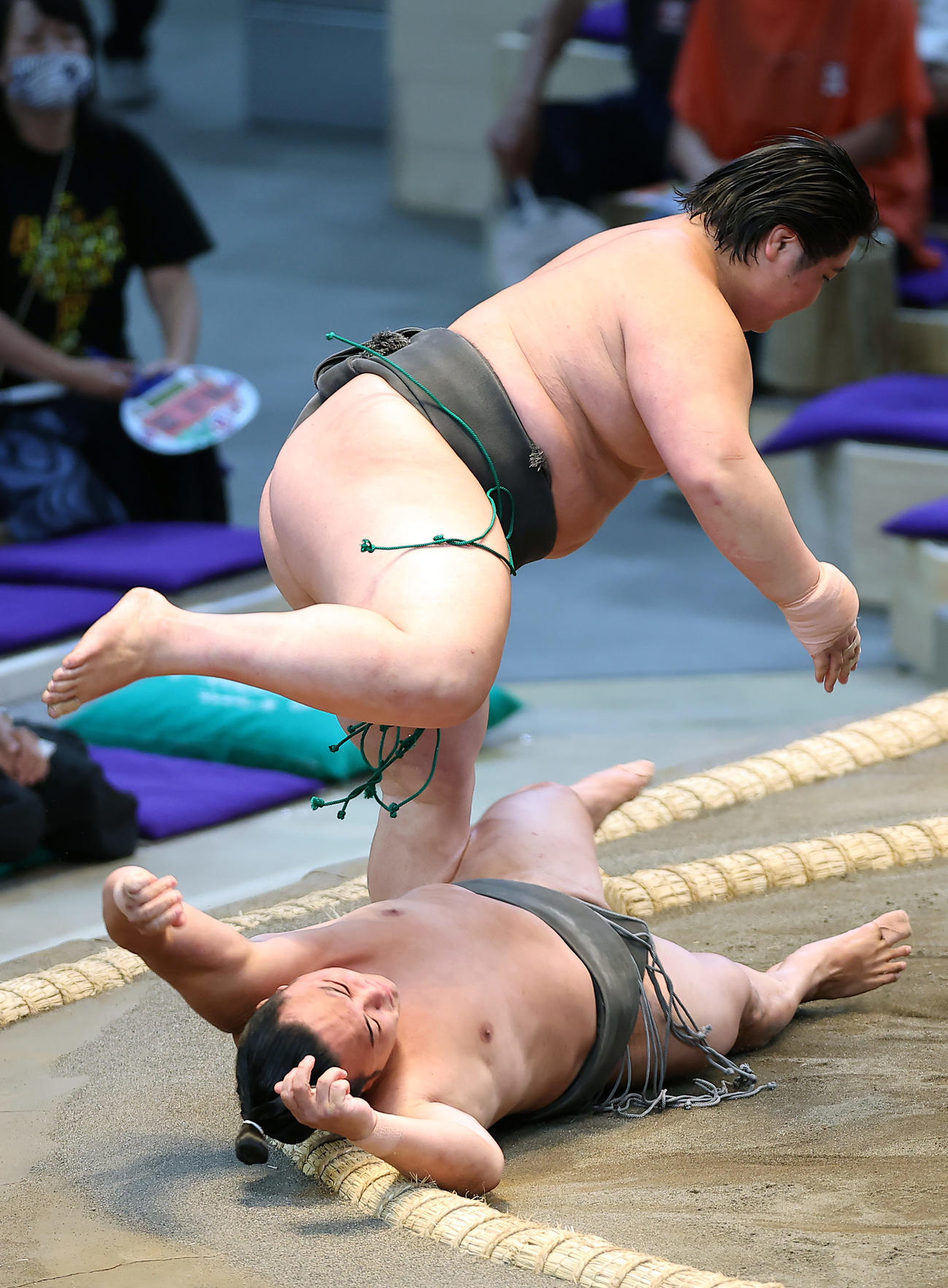 福崎（上）にはたき込みで敗れる炎鵬（撮影・前田充）