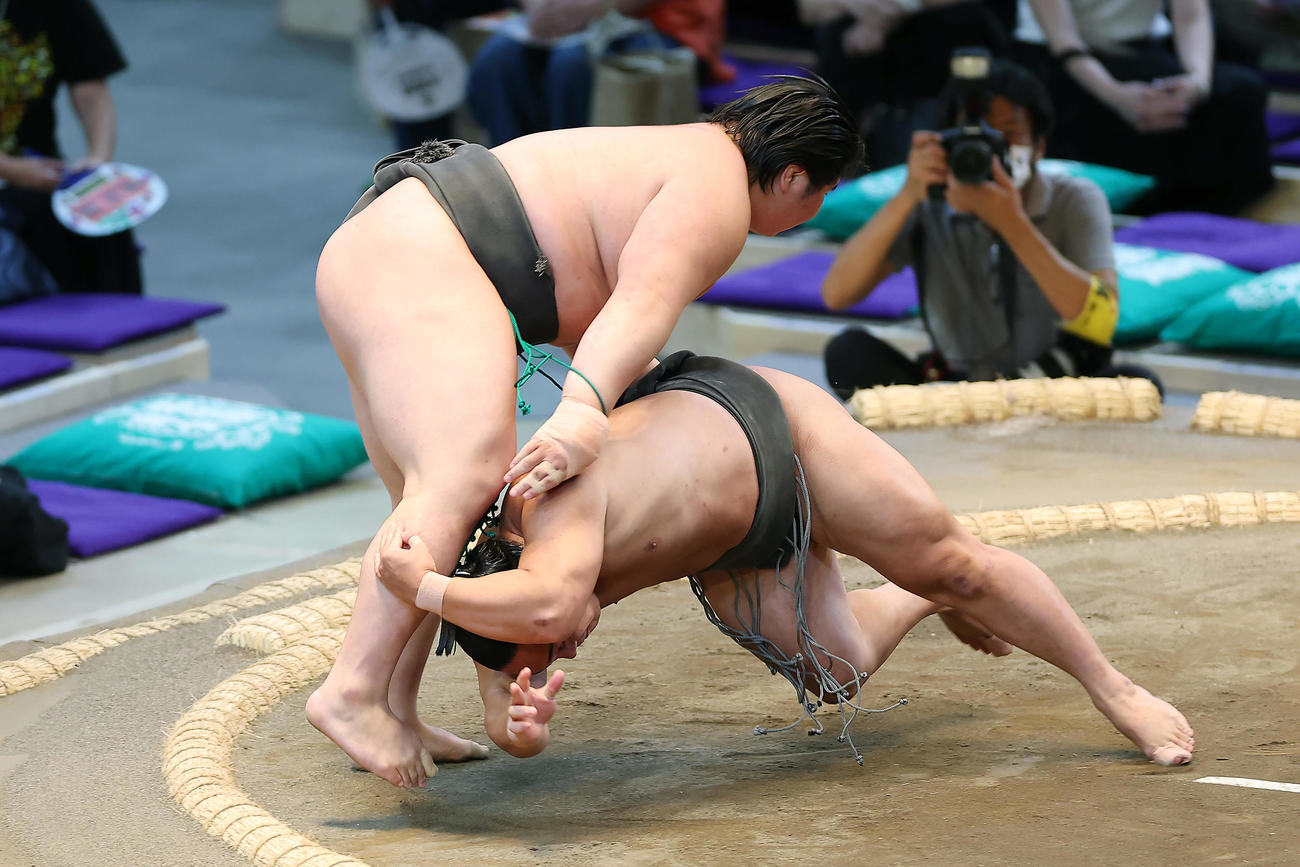 福崎（左）にはたき込みで敗れる炎鵬（撮影・前田充）