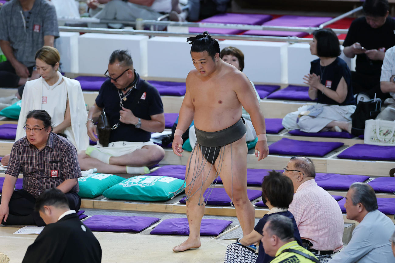 福崎に敗れ引き揚げる炎鵬（撮影・前田充）