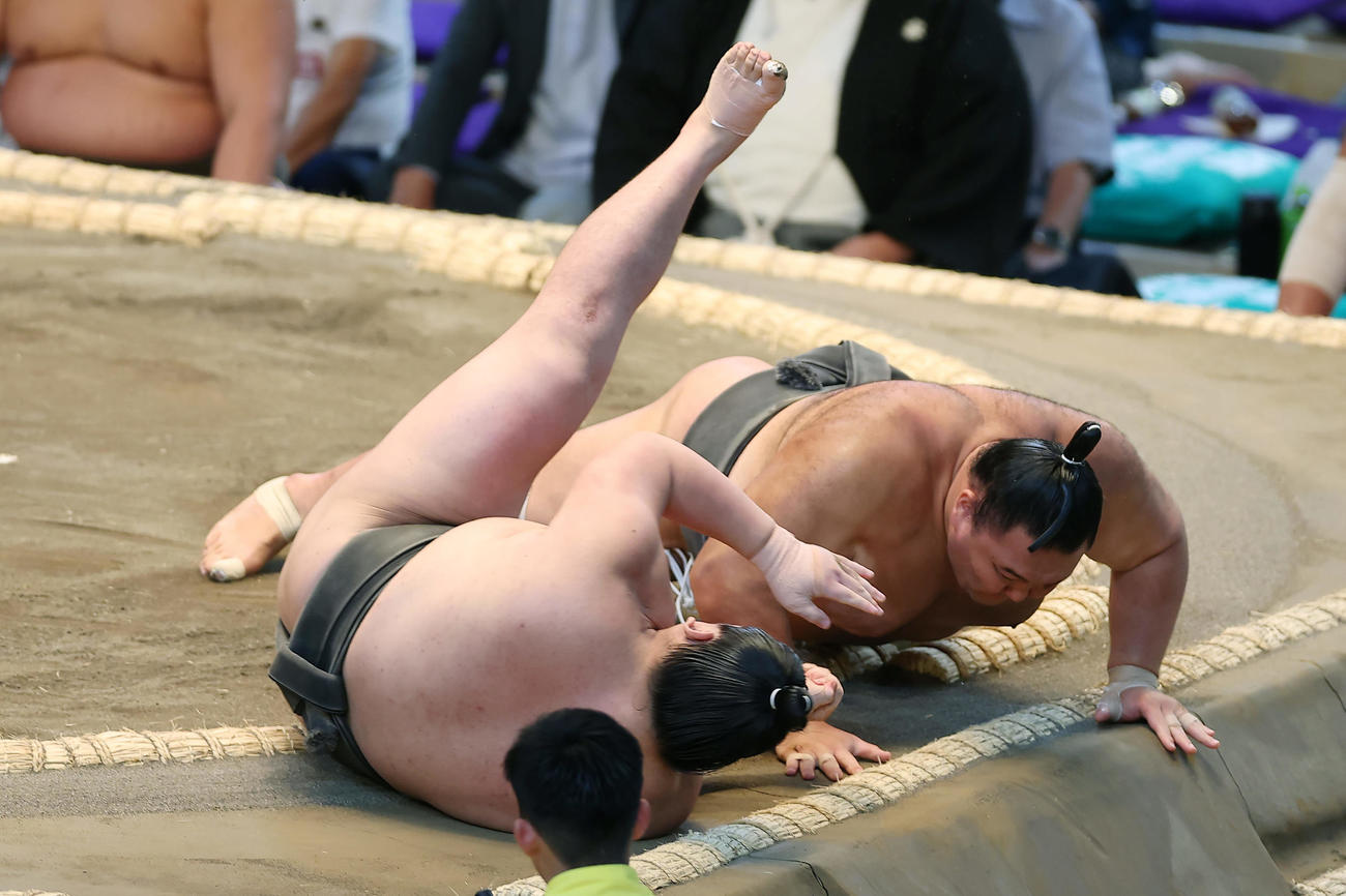 掬い投げで夢道鵬（左）を破る朝乃山（撮影・前田充）
