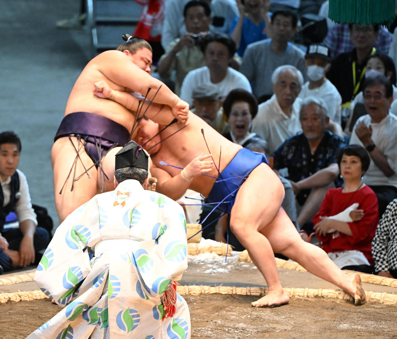 草野（左）は突き落としで藤ノ川を破る（撮影・和賀正仁）