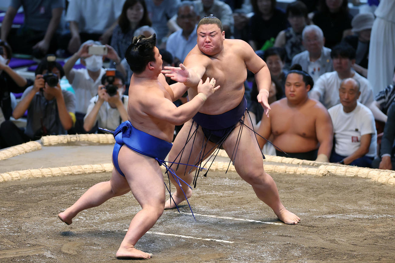 藤ノ川（左）とぶつかり合う草野（撮影・前田充）