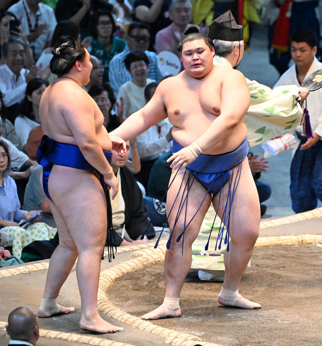 欧勝馬（左）は押し出しで破る大の里（撮影・和賀正仁）