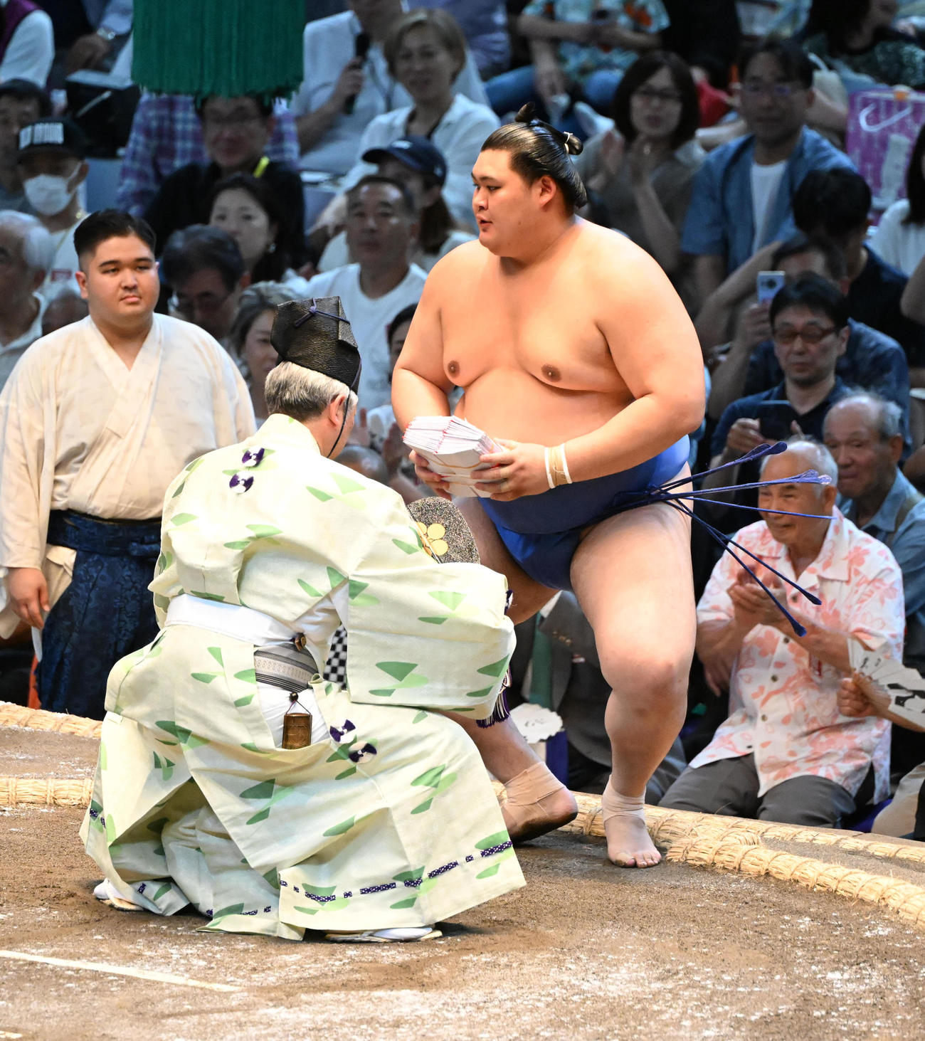 欧勝馬を押し出しで破り懸賞金を受ける大の里（撮影・和賀正仁）