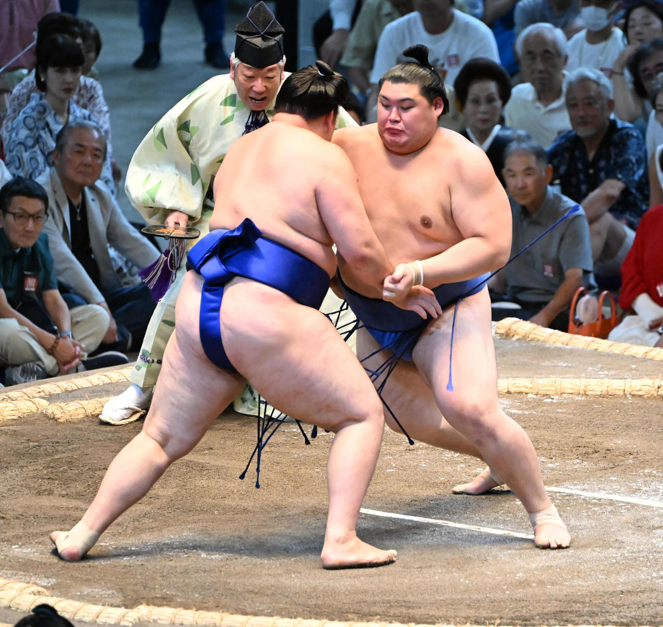 欧勝馬（左）は押し出しで破る大の里（撮影・和賀正仁）