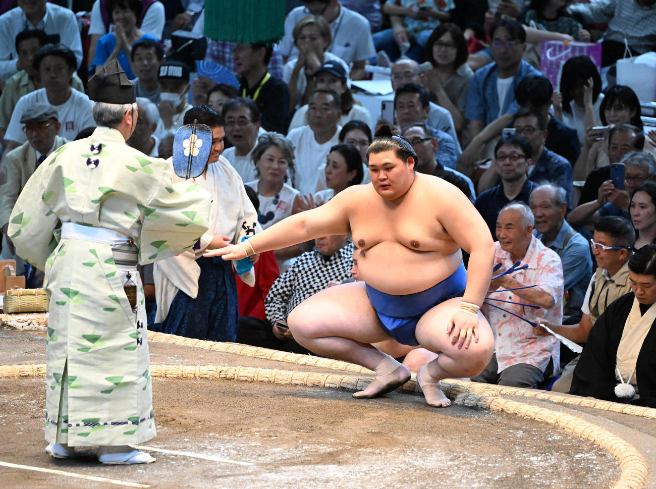 欧勝馬を押し出しで破り勝ち名乗りを受ける大の里（撮影・和賀正仁）