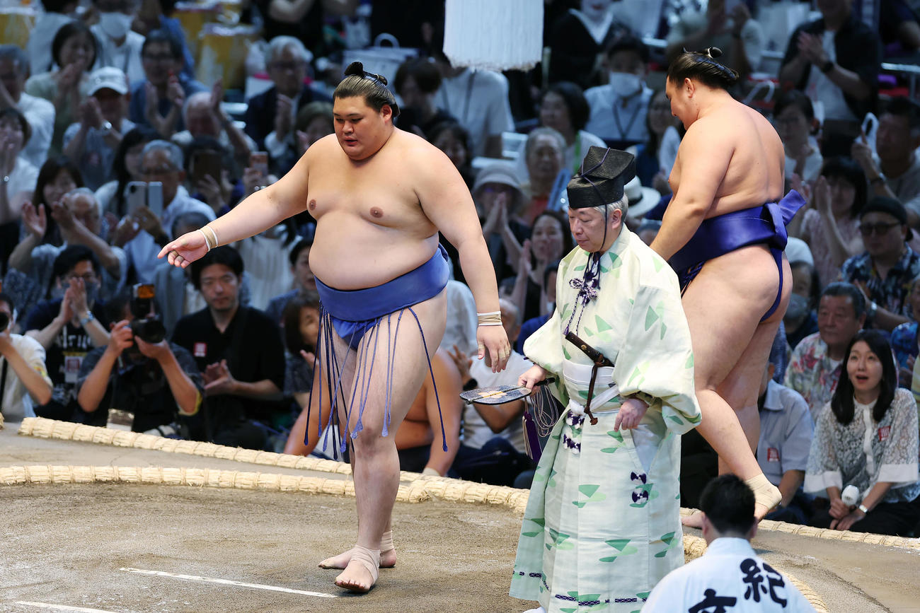 欧勝馬（右）を寄り切りで破った大の里（撮影・前田充）