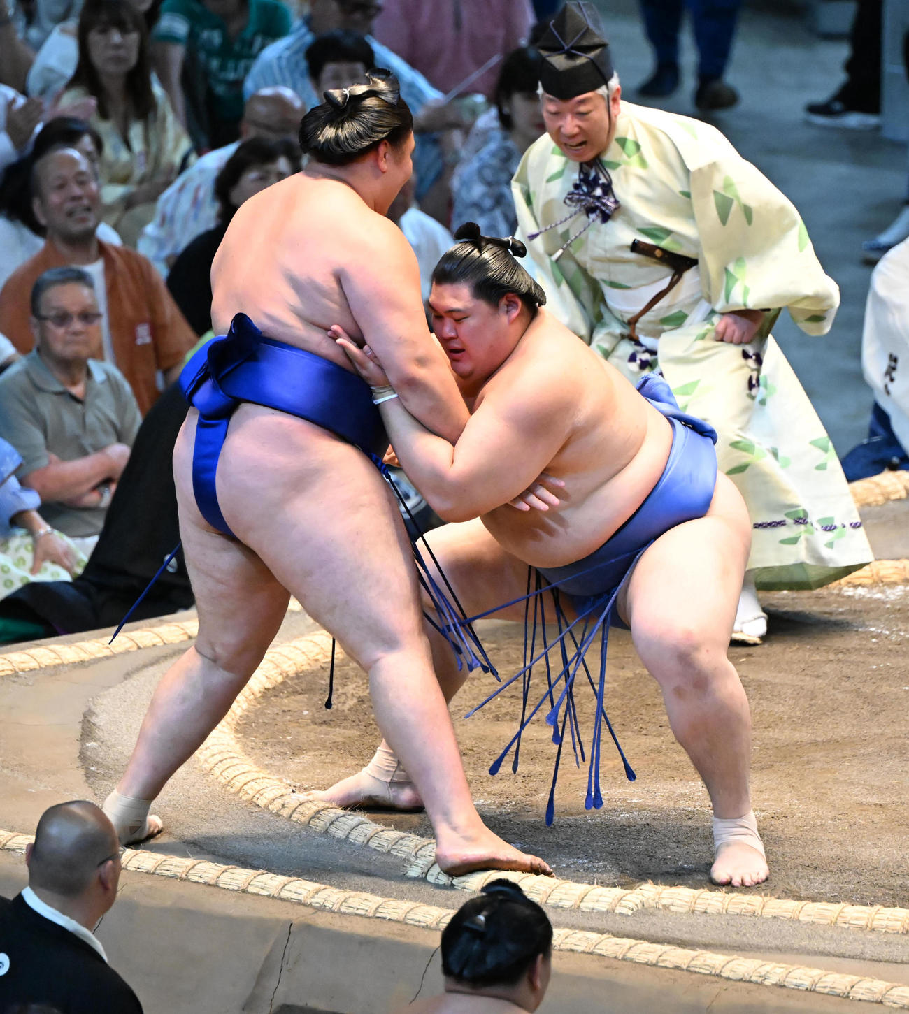 欧勝馬（左）は押し出しで破る大の里（撮影・和賀正仁）