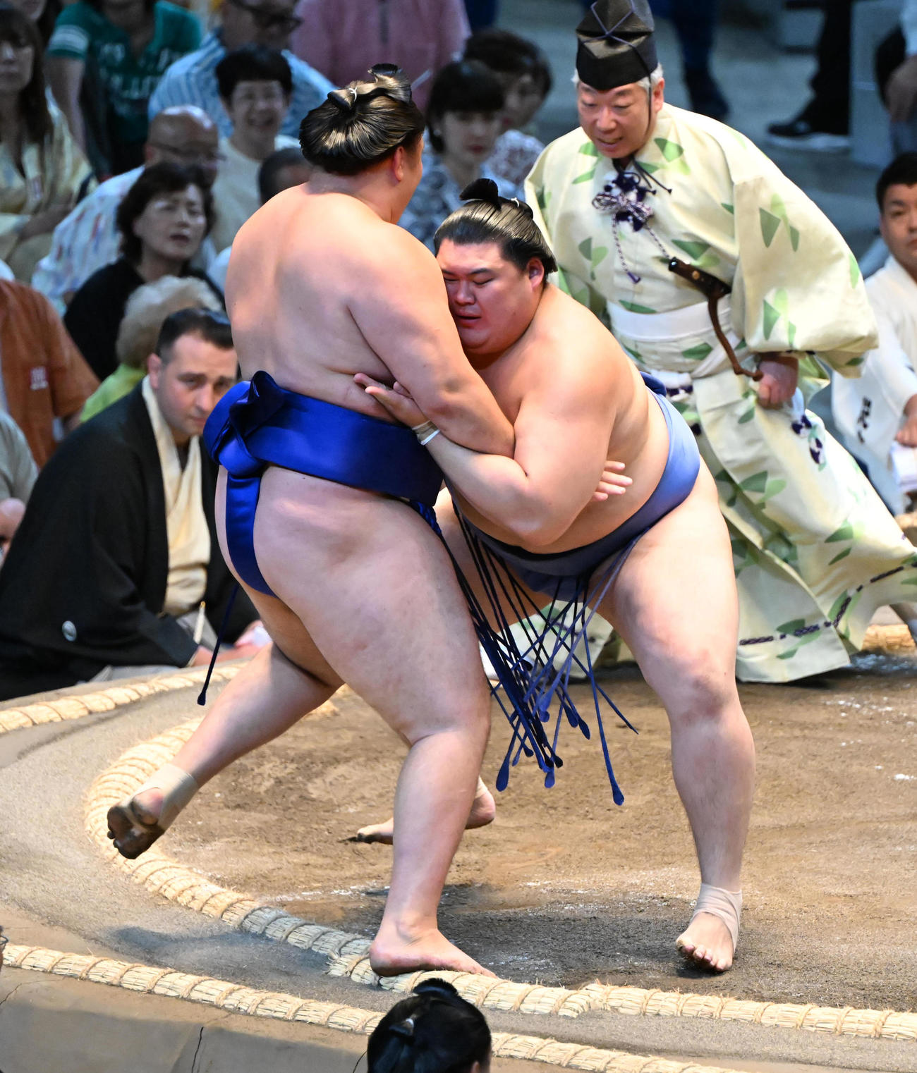欧勝馬（左）は押し出しで破る大の里（撮影・和賀正仁）