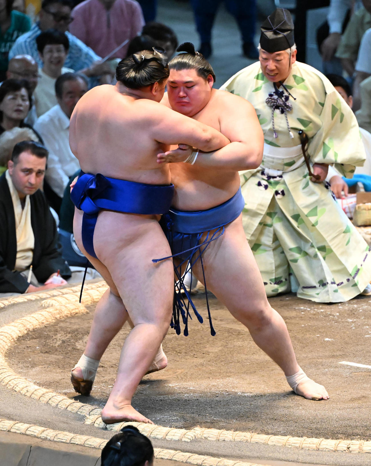 欧勝馬（左）は押し出しで破る大の里（撮影・和賀正仁）