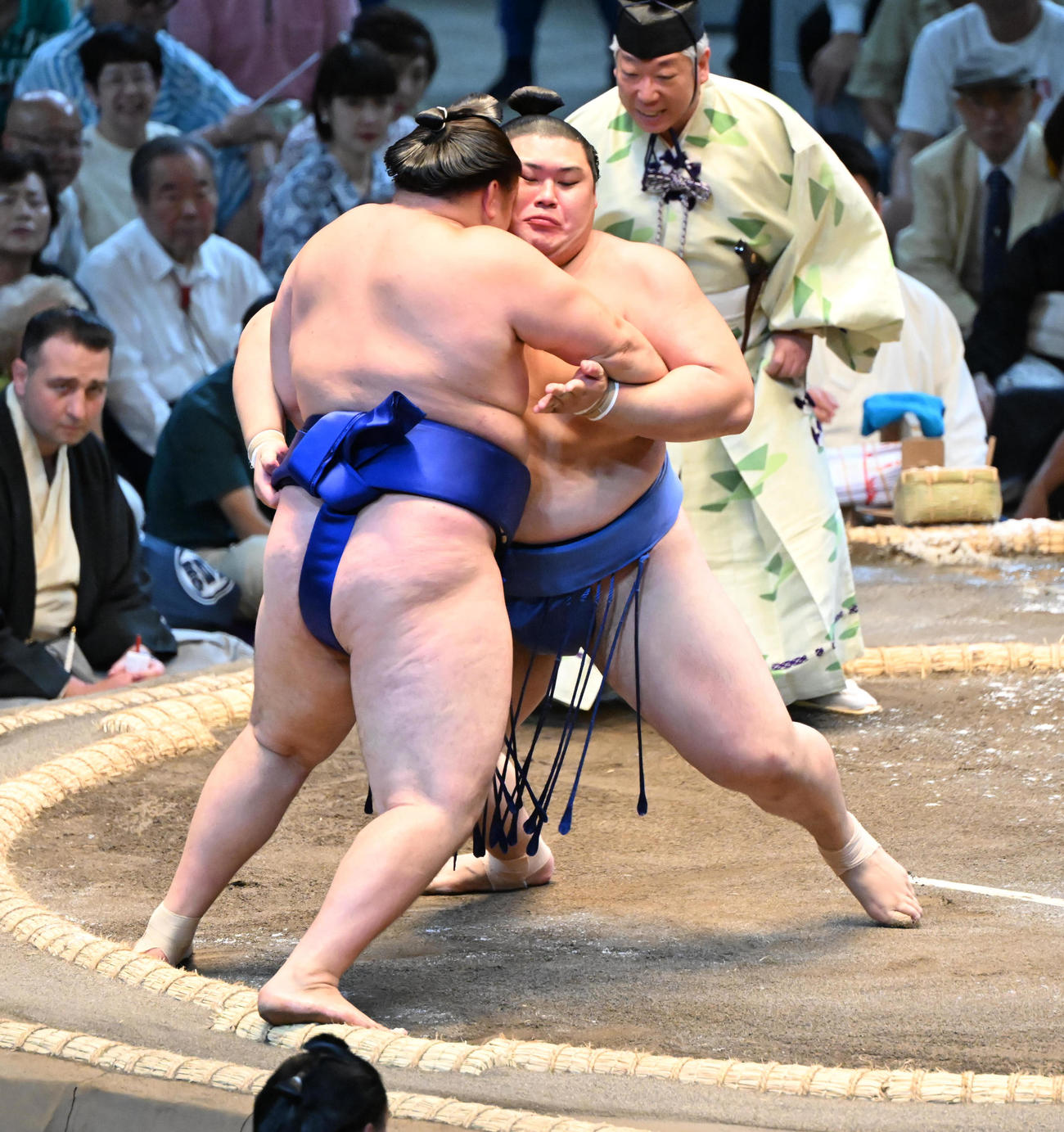 欧勝馬（左）は押し出しで破る大の里（撮影・和賀正仁）