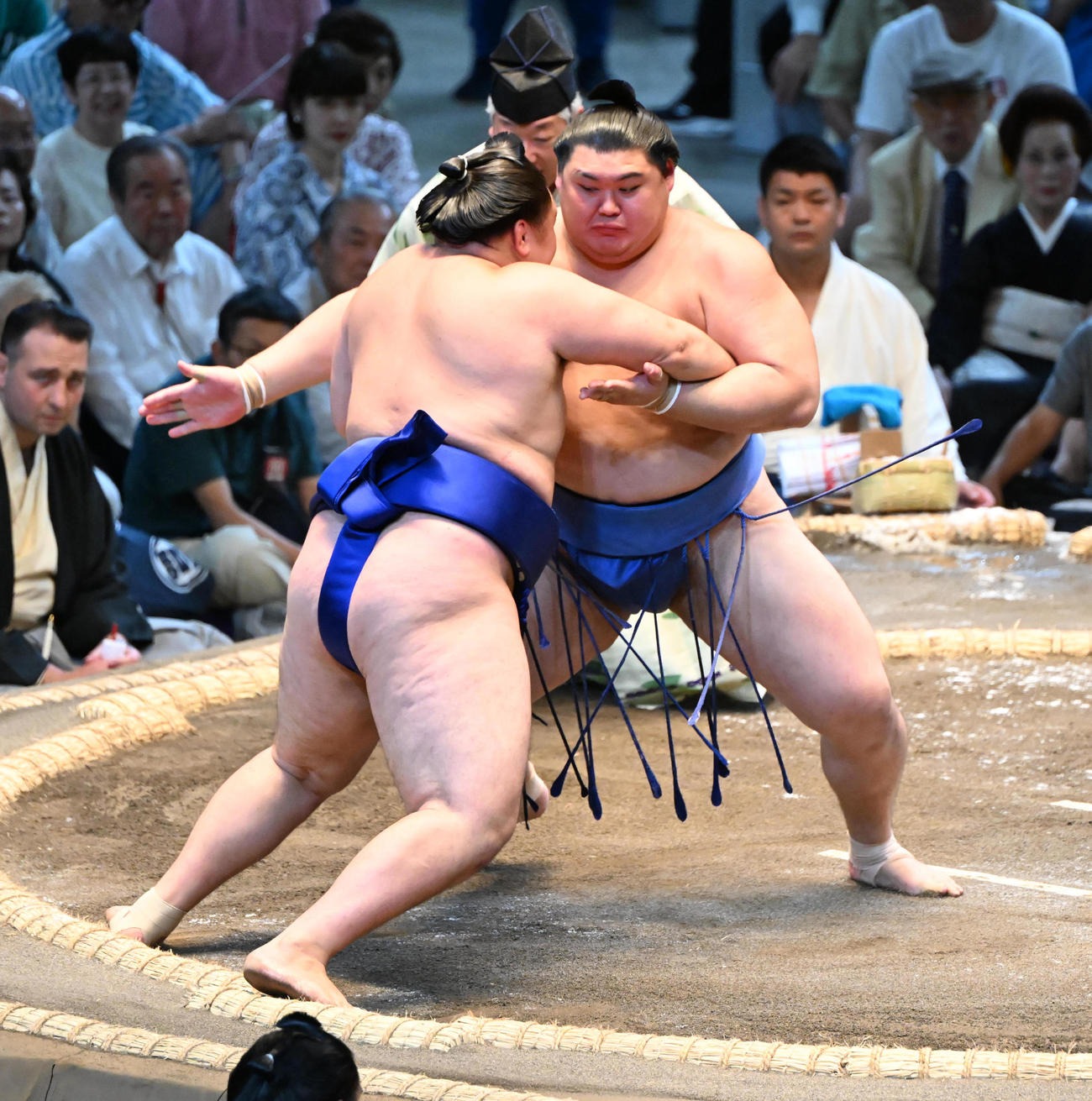 欧勝馬（左）は押し出しで破る大の里（撮影・和賀正仁）