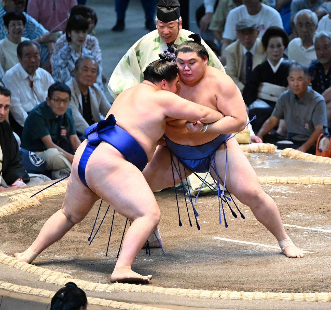 欧勝馬（左）は押し出しで破る大の里（撮影・和賀正仁）