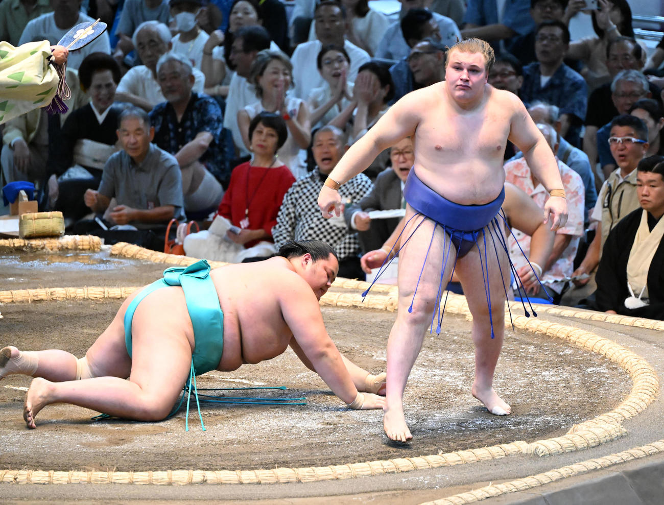 琴桜（左）を内無双で破る安青錦（撮影・和賀正仁）