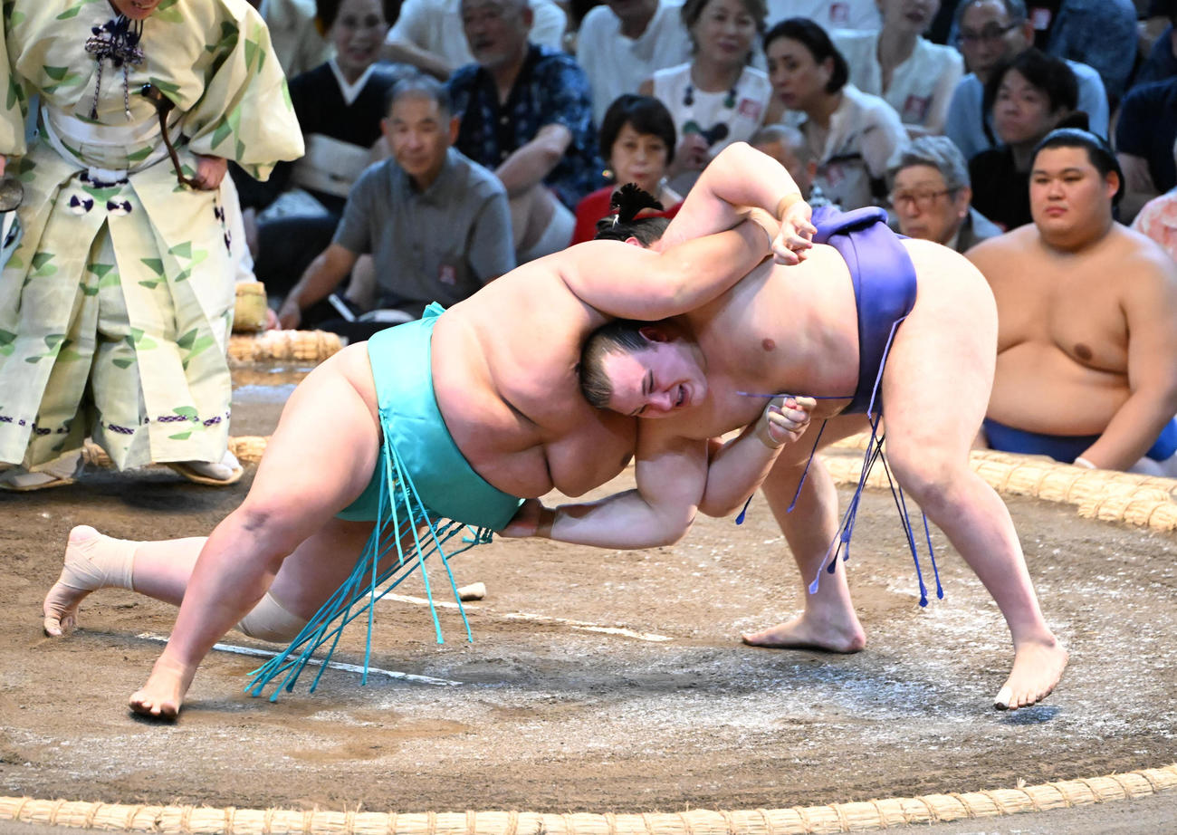 琴桜（左）を内無双で破る安青錦（撮影・和賀正仁）