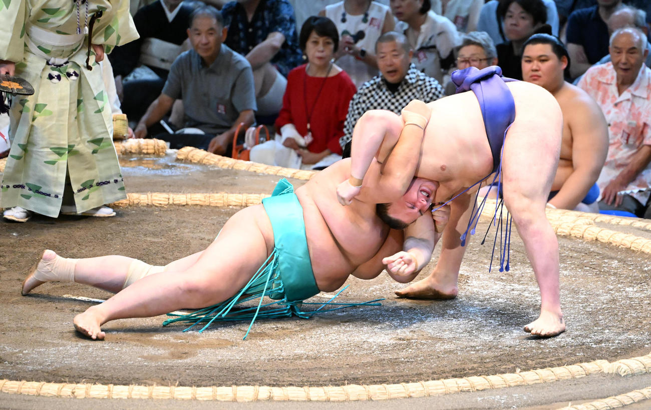 琴桜（左）を内無双で破る安青錦（撮影・和賀正仁）