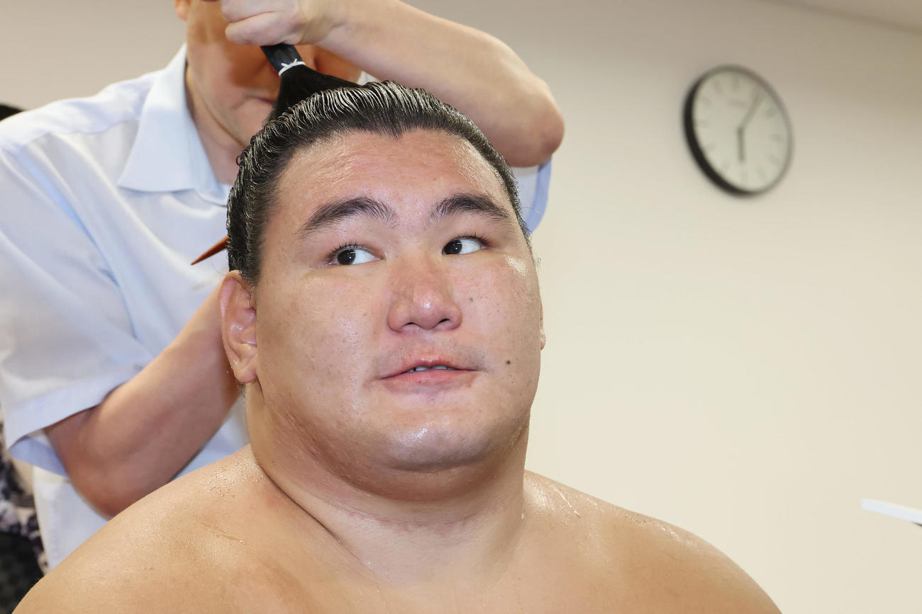 支度部屋で取材に応じる豊昇龍（代表撮影）