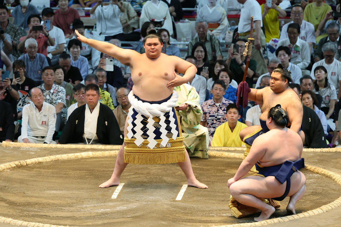 土俵入りする大の里（代表撮影）