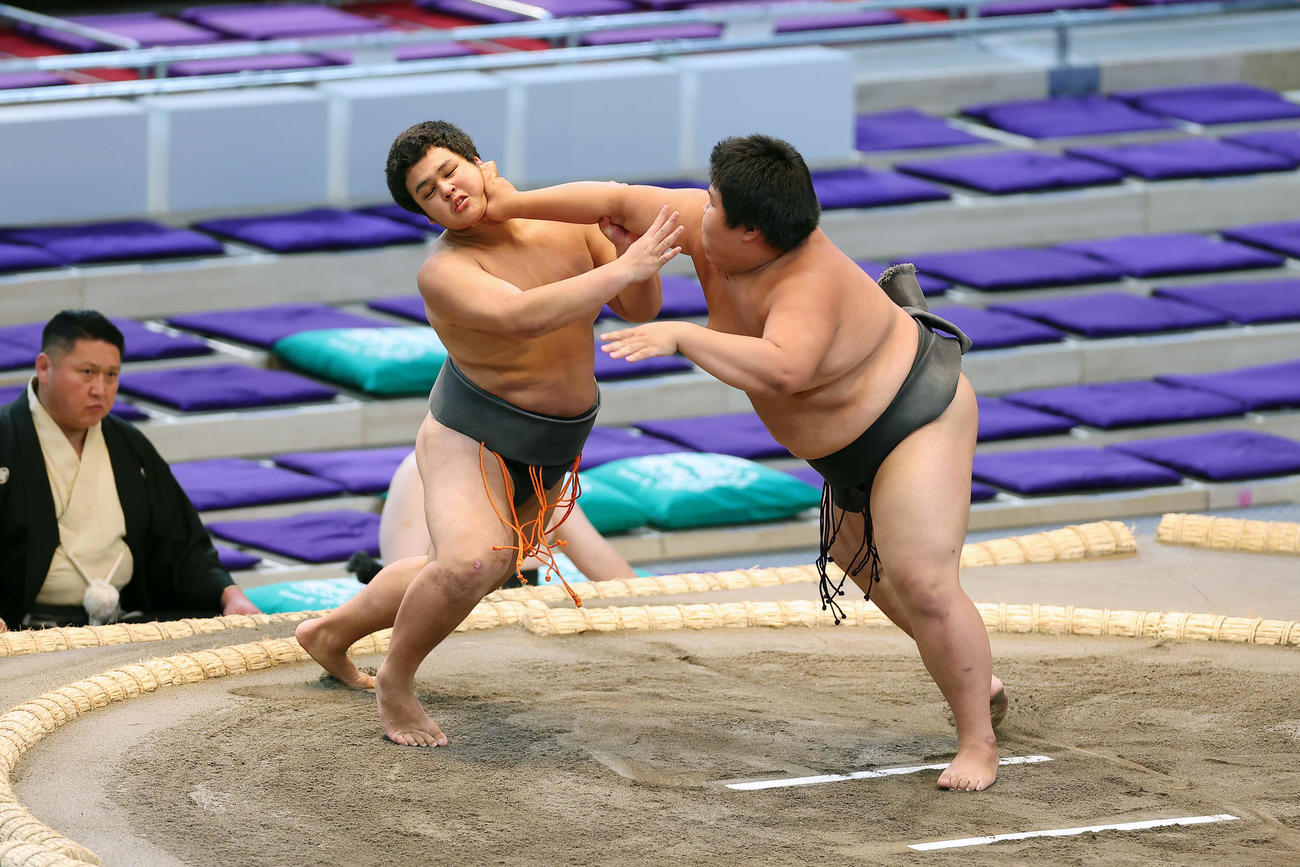 IGアリーナのこけら落とし最初の一番でぶつかり合う東颯海（左）と末冨（撮影・前田充）