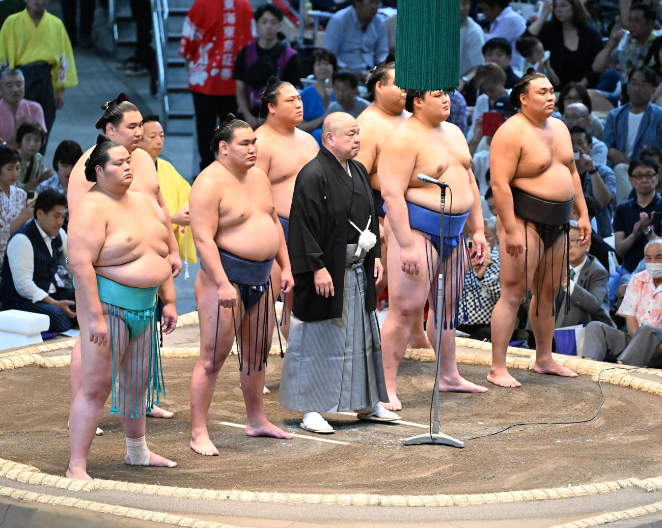 協会あいさつを行う八角理事長（中央）（撮影・和賀正仁）