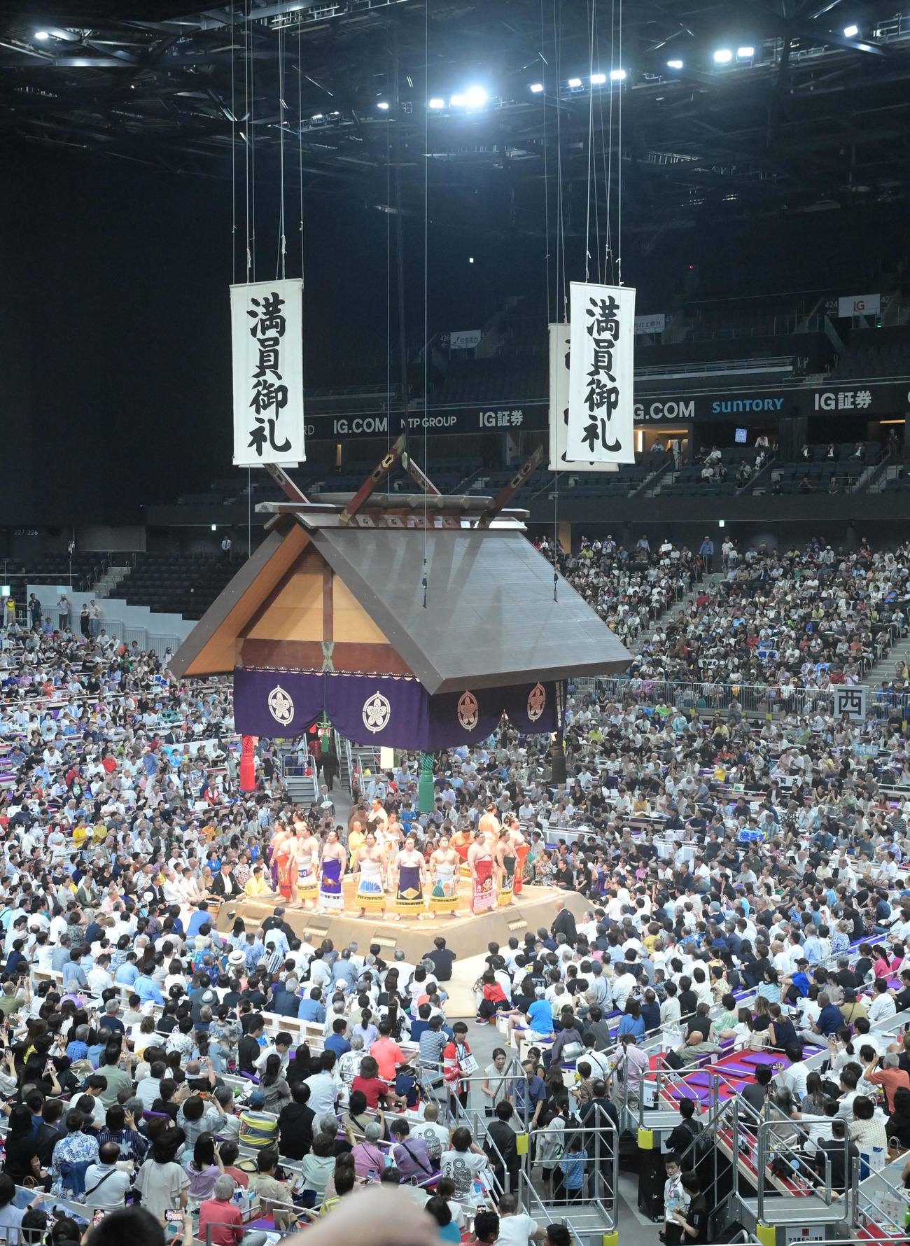 満員御礼の中、幕内土俵入りが行われる（撮影・和賀正仁）