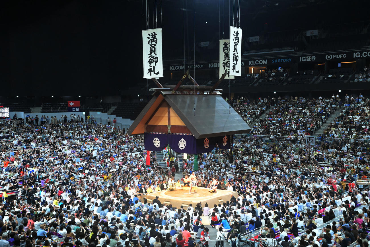 満員御礼の中、横綱土俵入りが行われる（撮影・和賀正仁）