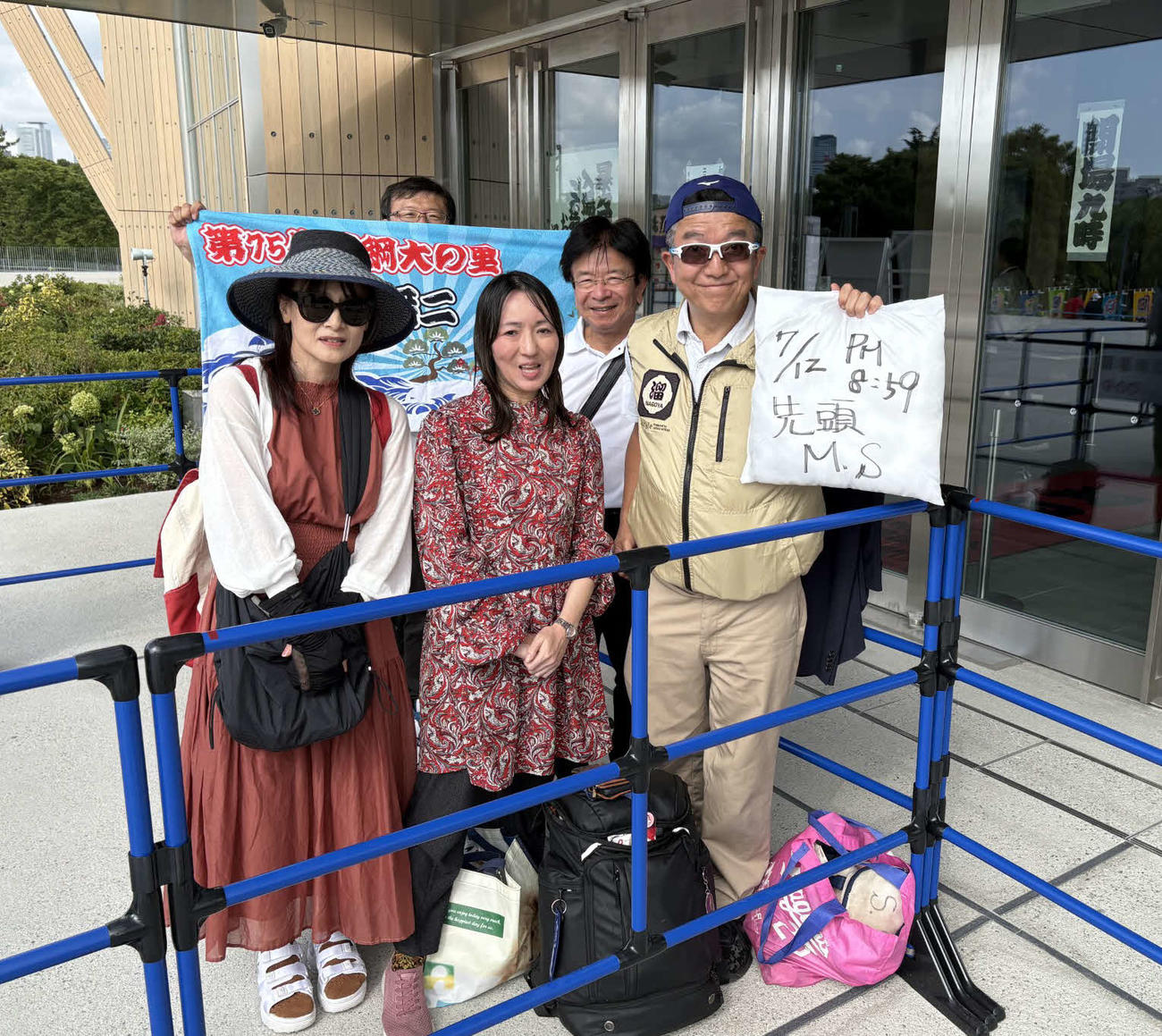 名古屋場所の新会場IGアリーナに一番乗りした観客の鈴木学さん（右）と、先頭近くに並んだ皆さん