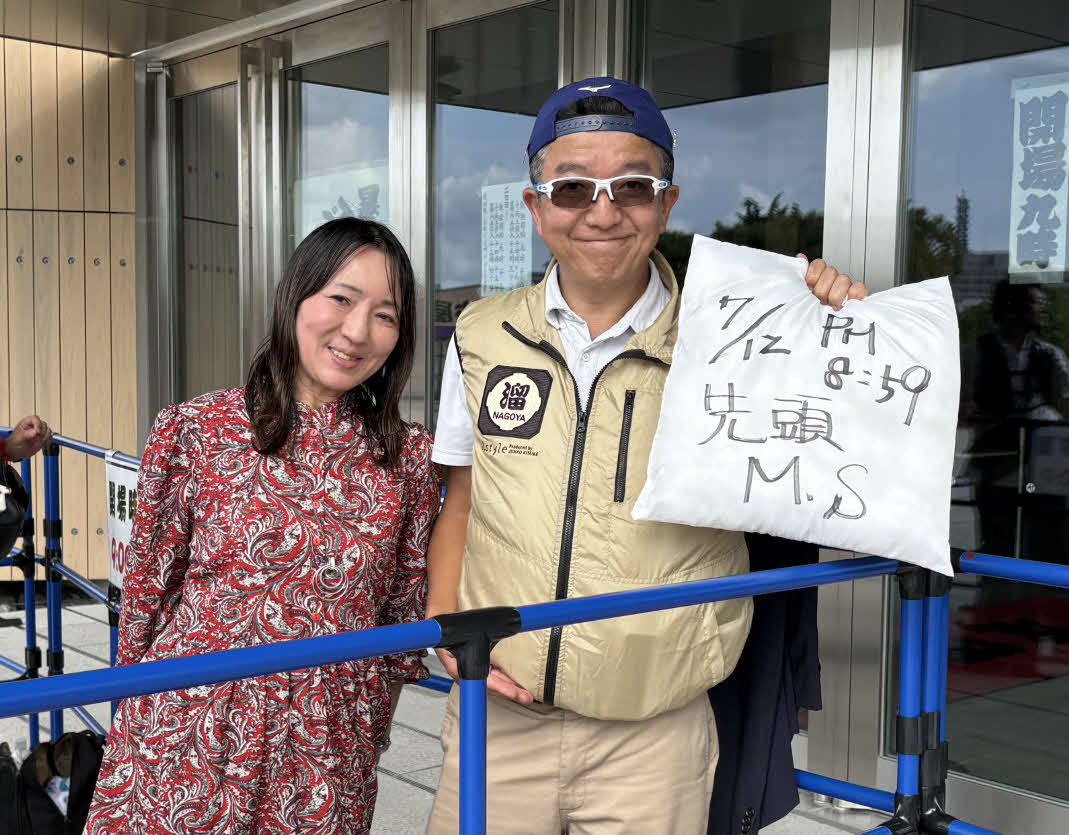 名古屋場所の新会場IGアリーナに一番乗りした観客の鈴木学さん（右）と、2番目の森藤美幸さん