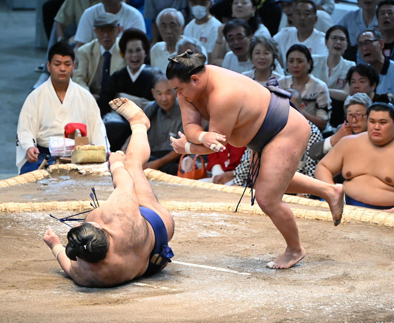 豊昇龍（右）は外掛けで高安を破る（撮影・和賀正仁）