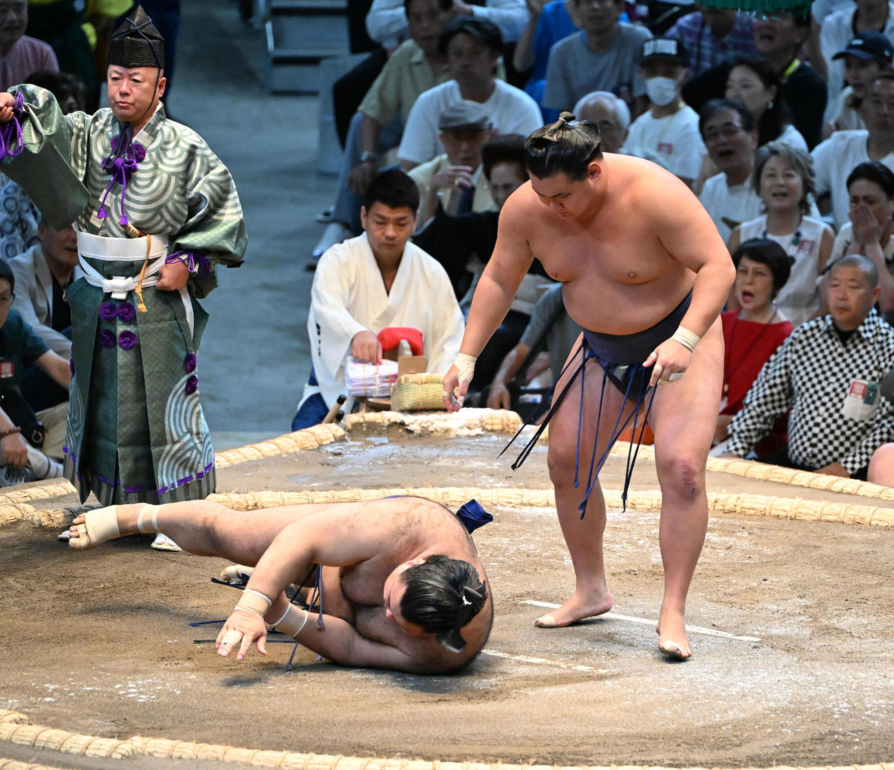 豊昇龍（右）は外掛けで高安を破る（撮影・和賀正仁）