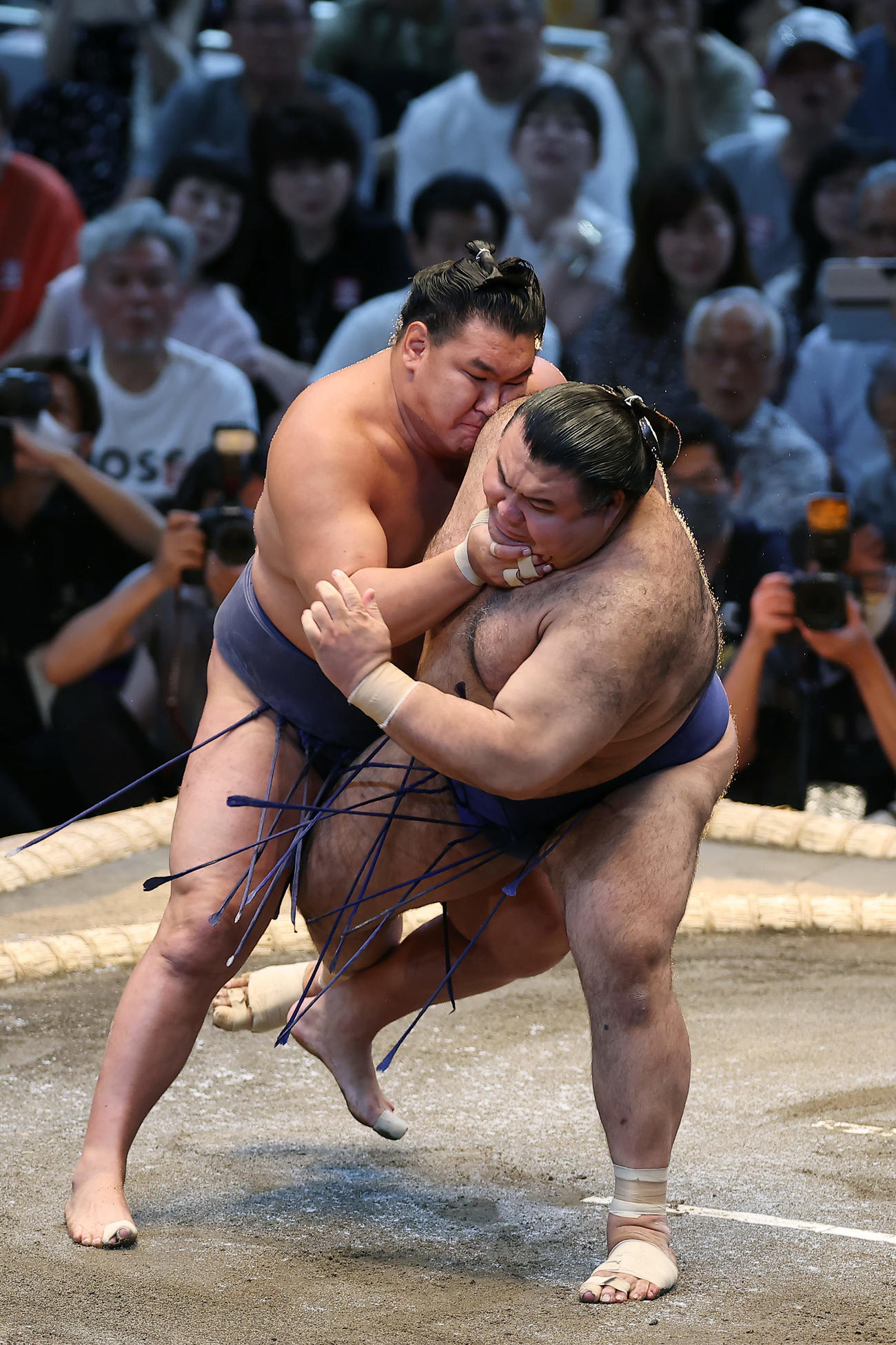 高安（右）を外掛けで破る豊昇龍（撮影・前田充）