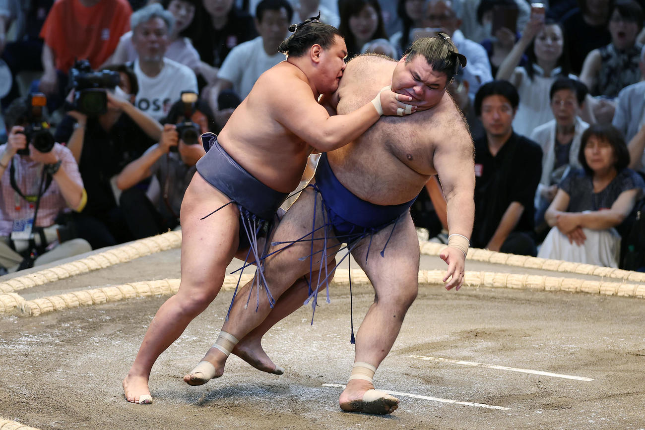 高安（右）を外掛けで破る豊昇龍（撮影・前田充）