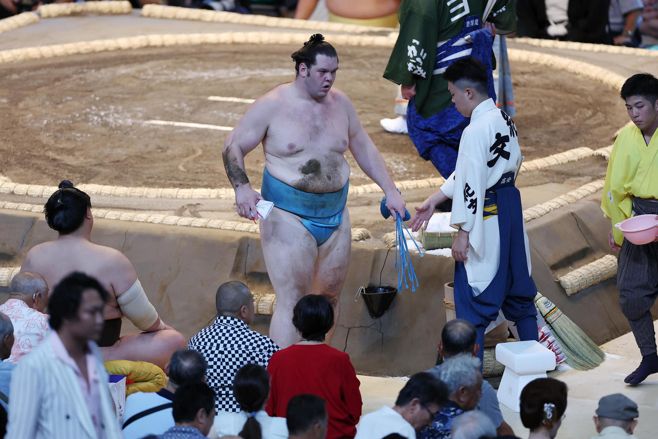 琴栄峰（右）を上手投げで破った獅司（撮影・前田充）