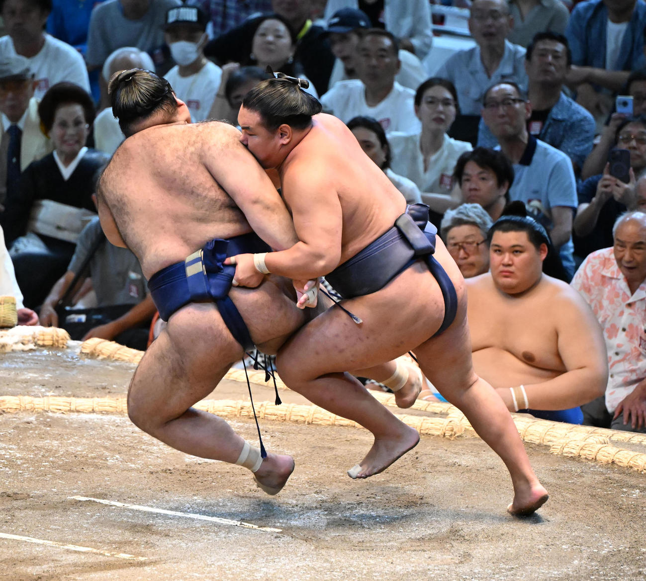 豊昇龍（右）は外掛けで高安を破る（撮影・和賀正仁）