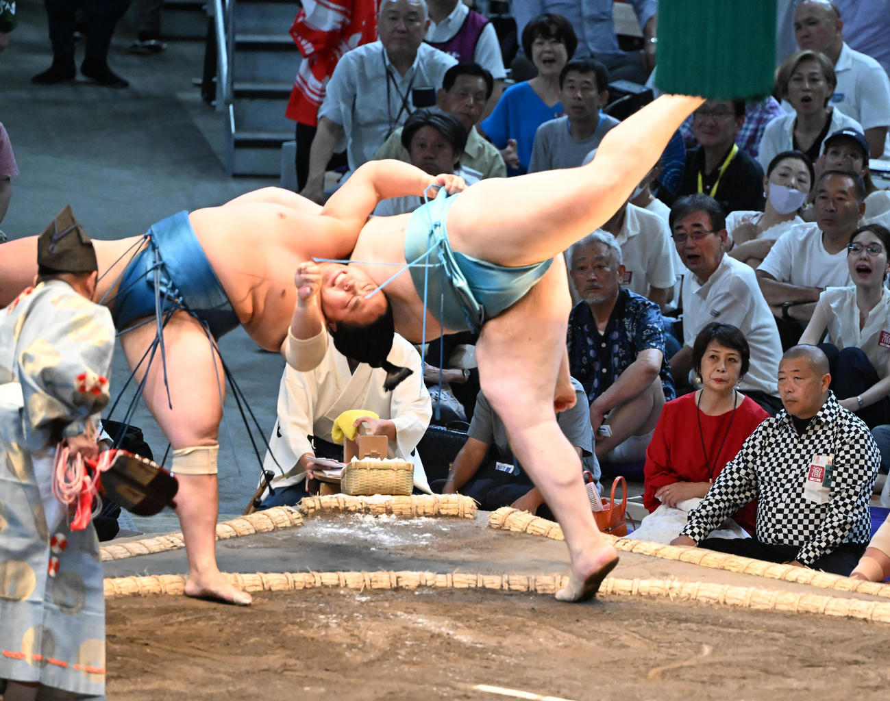 琴栄峰（左）を上手投げで破る獅司（撮影・和賀正仁）