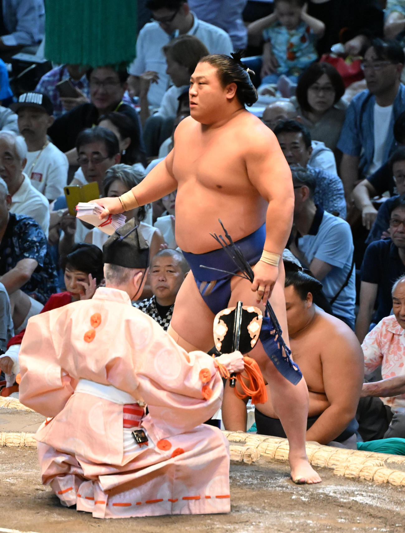 王鵬を寄り切りで破った若隆景（撮影・和賀正仁）