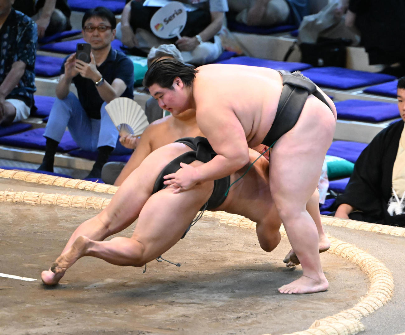 炎鵬（左）は福崎にはたき込みで敗れる（撮影・和賀正仁）