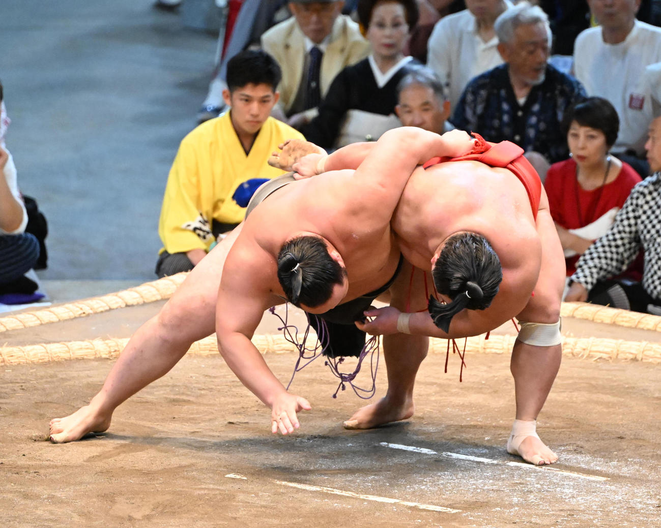 旭海雄（左）を下手投げで破る宮乃風（撮影・和賀正仁）