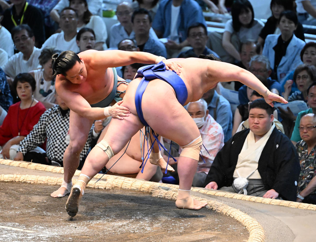 欧勝海（右）をはたき込みで破る玉正鳳（撮影・和賀正仁）