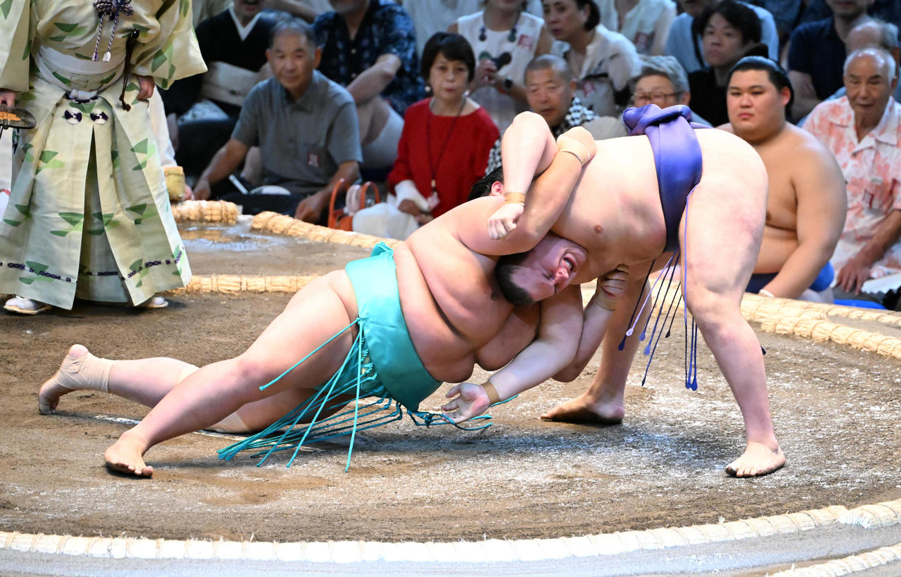 琴桜（左）を内無双で破る安青錦（撮影・和賀正仁）