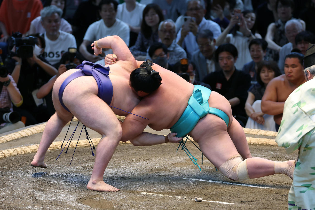 琴桜（右）を内無双で破る安青錦（撮影・前田充）