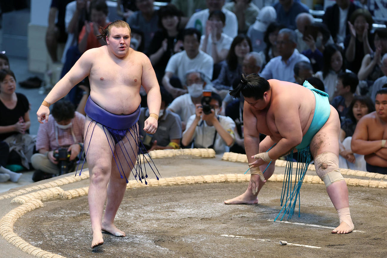 琴桜（右）を内無双で破った安青錦（撮影・前田充）