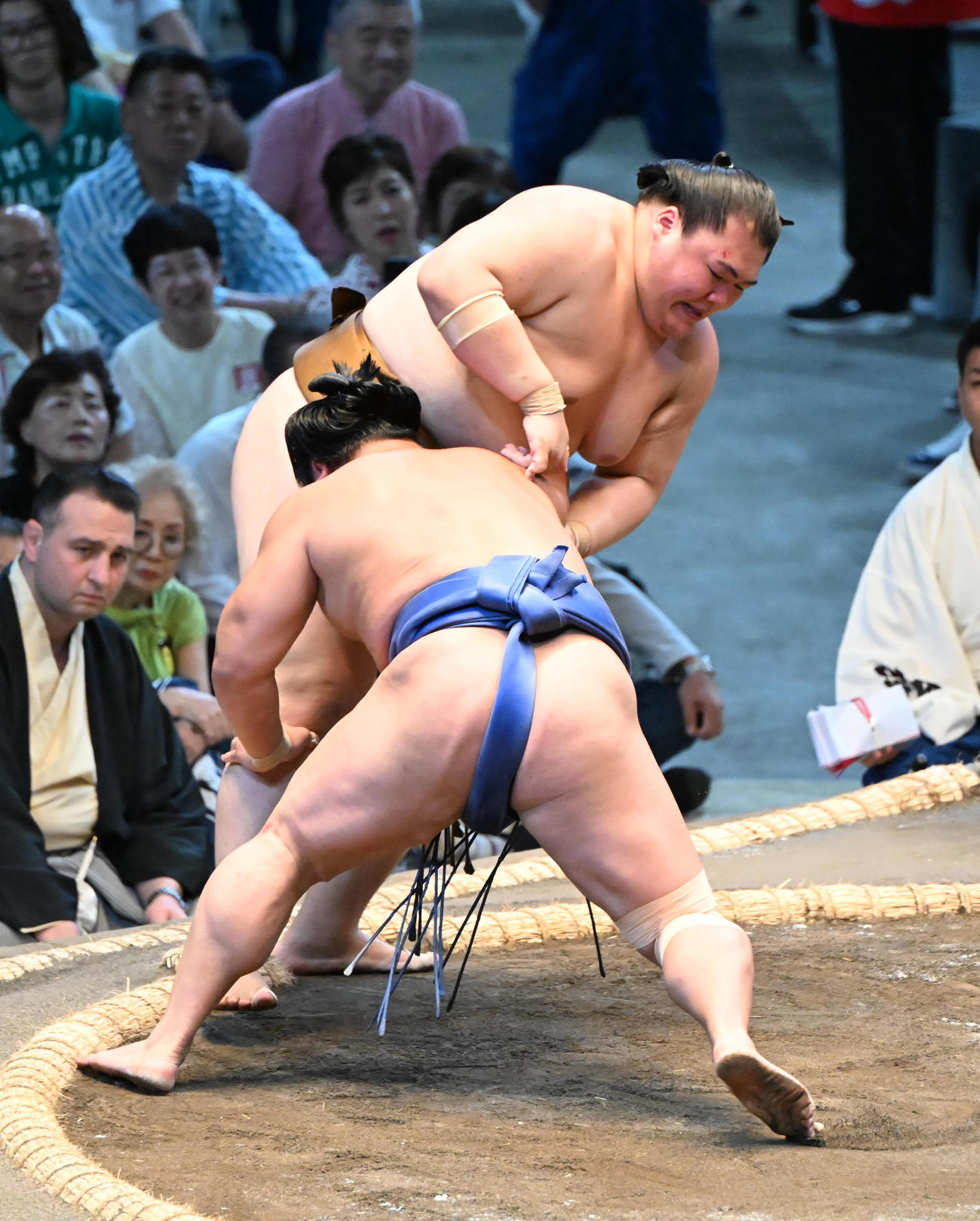王鵬（奥）を寄り切りで破る若隆景（撮影・和賀正仁）