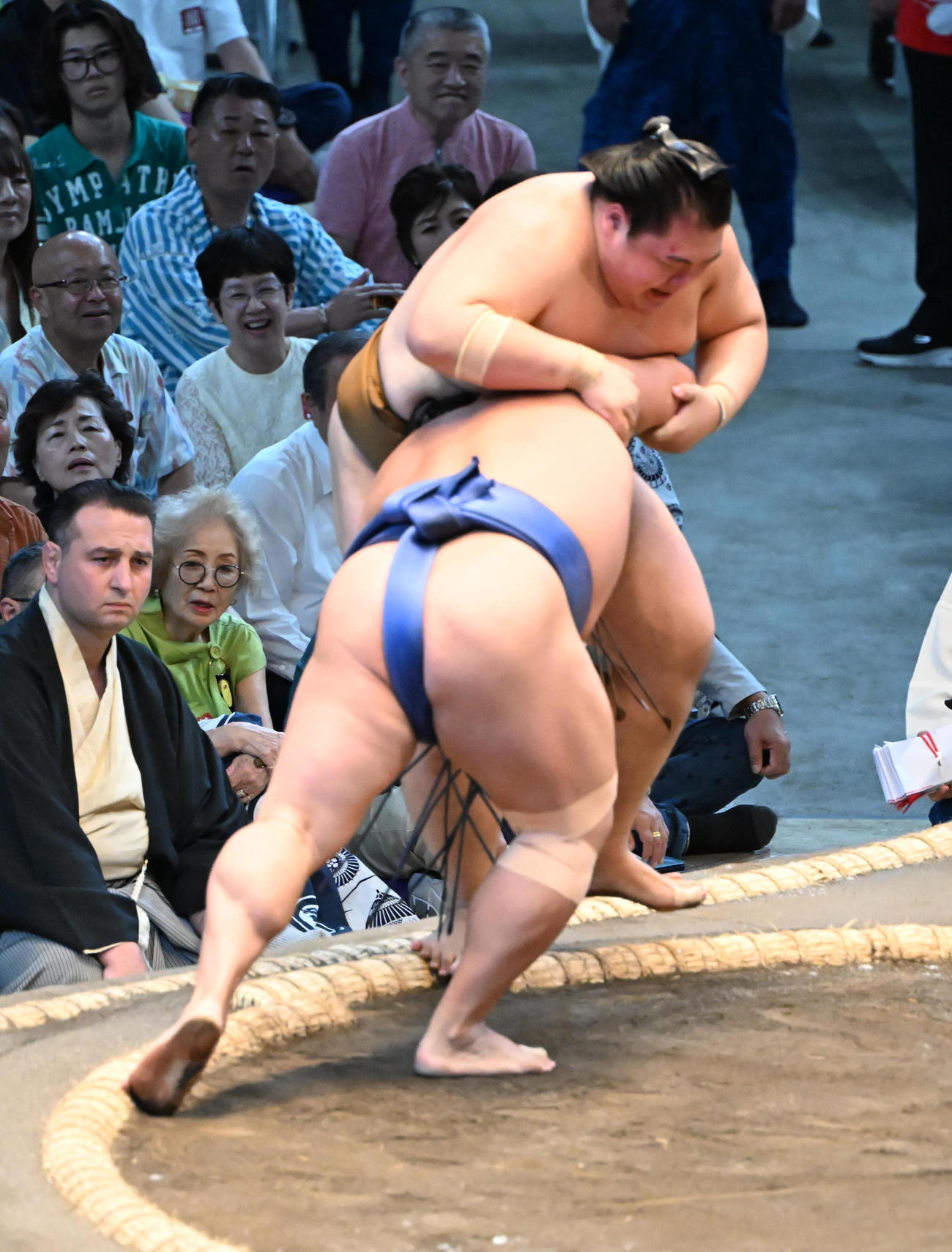 王鵬（奥）を寄り切りで破る若隆景（撮影・和賀正仁）