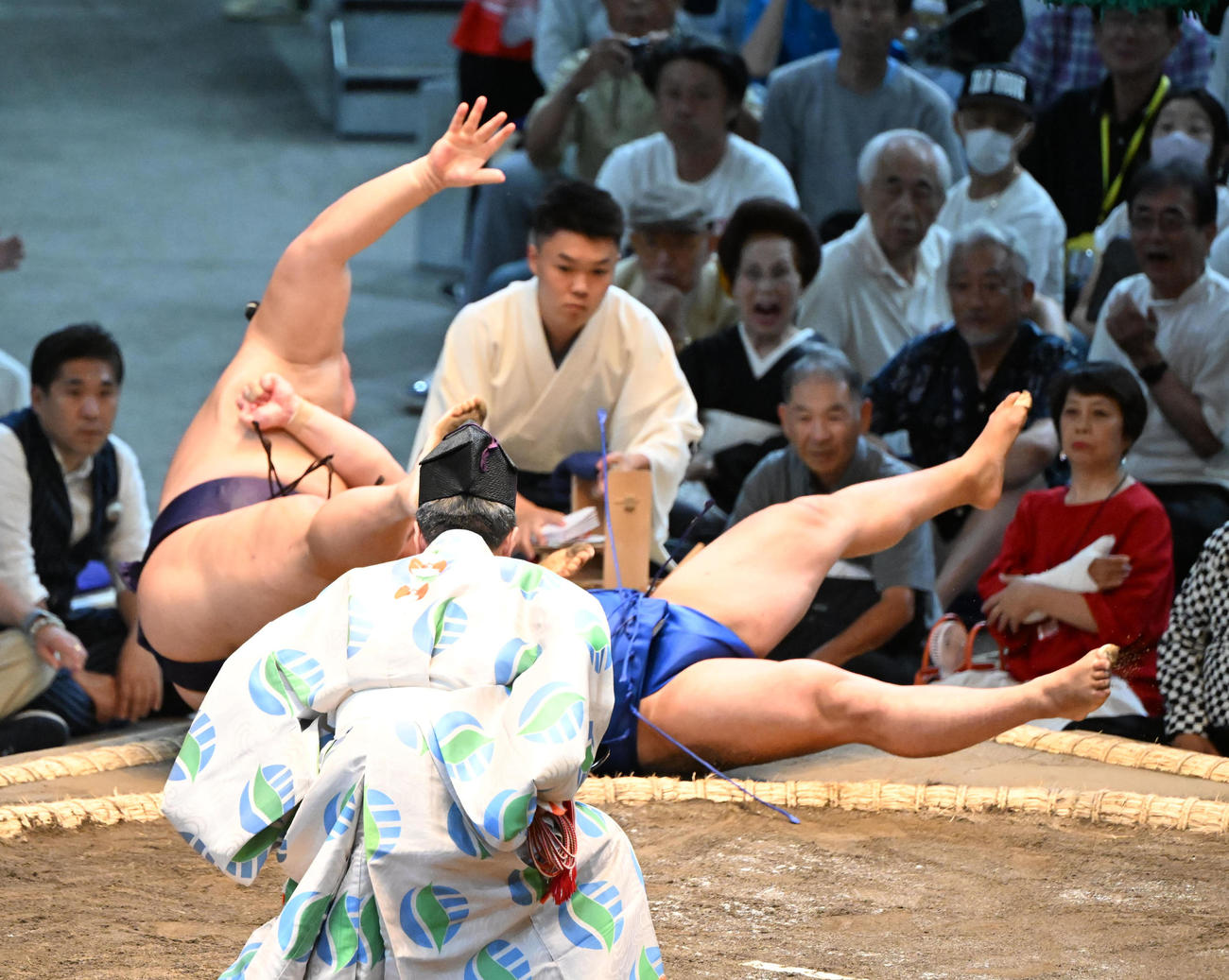 草野（左）は突き落としで藤ノ川を破る（撮影・和賀正仁）