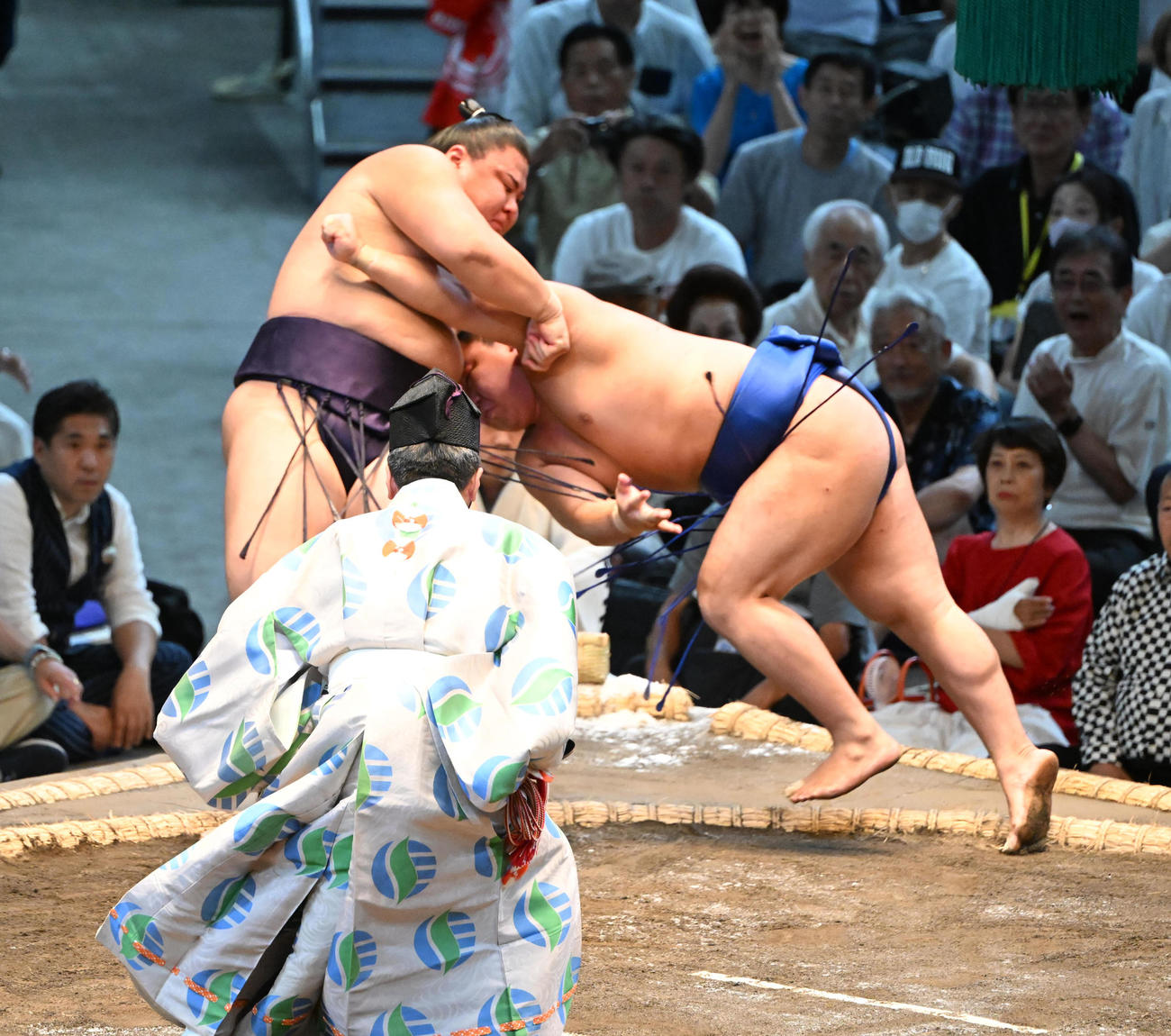 草野（左）は突き落としで藤ノ川を破る（撮影・和賀正仁）