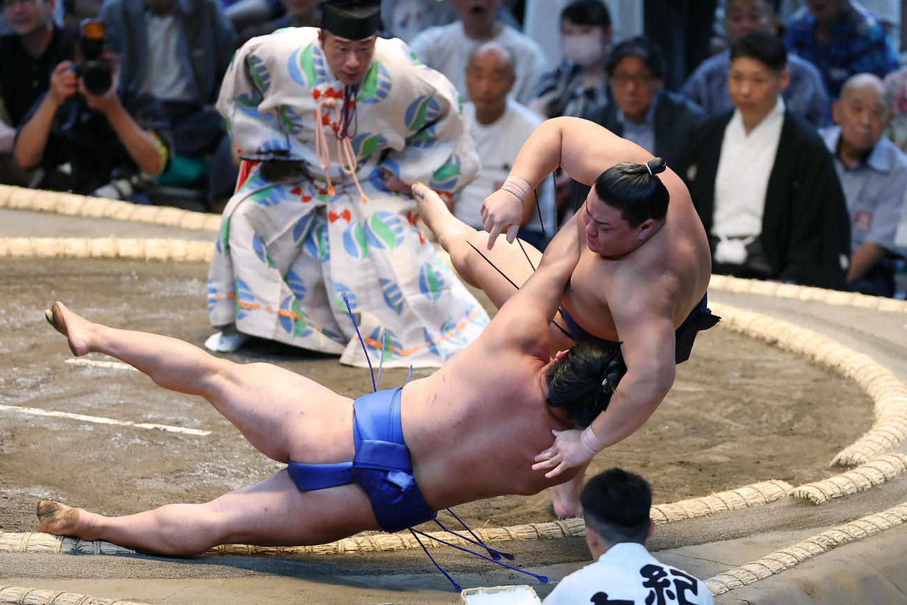 藤ノ川（左）を突き落としで破る草野（撮影・前田充）
