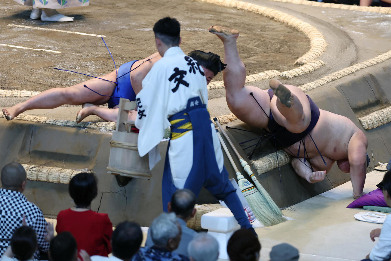 草野に突き落としで敗れる藤ノ川（撮影・前田充）
