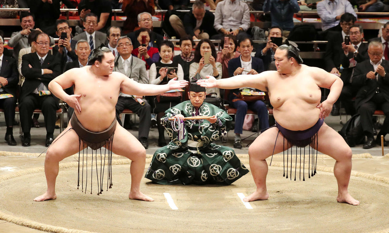 三段構えの中段をする白鵬（左）と稀勢の里（2017年撮影）